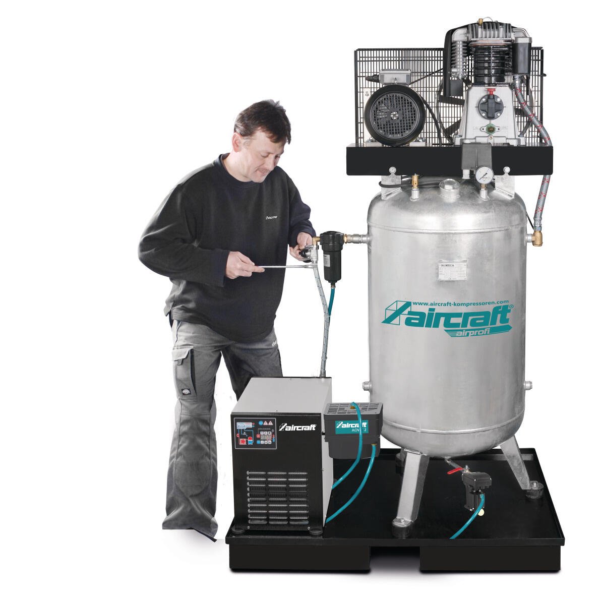 Stationärer Kolbenkompressor mit Kältetrockner, Feinfilter, Kondensataufbereiter zur Öl-Wasser-Trennung und automatischem Kondensatableiter Aircraft A