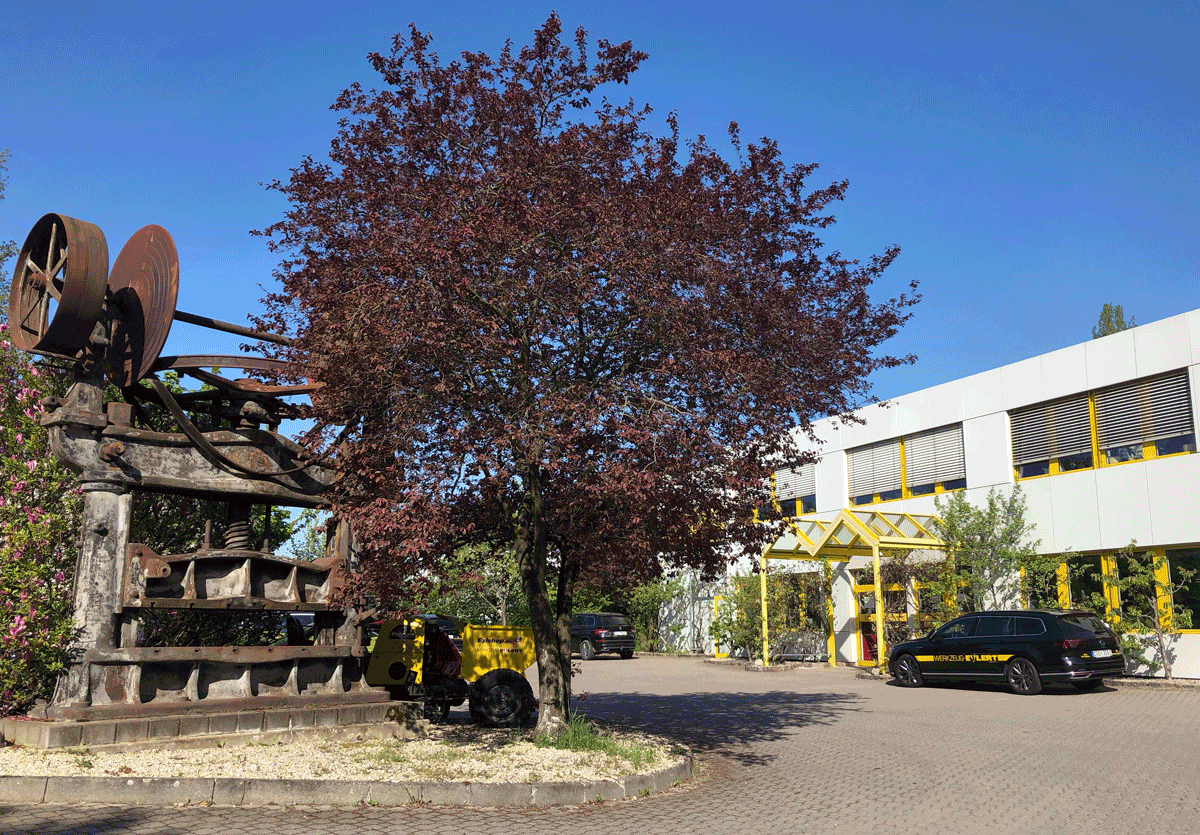 Eingang und Parkplatz